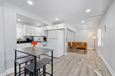 Cozy 4 Bed 2 Bath Home - Norfolk, Centrally Located