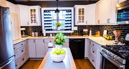 Alice's Haus - Sleeps 12, Fire Pit, Pool, Games, Wrap Around Porch, Near Main