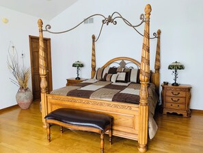 Room -  Secluded country home overlooking like Winnebago (Chilton)