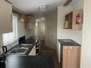 Cookware/dishes/utensils - Hoburne Blue Anchor - Holiday Accommodation 18081 (Minehead)