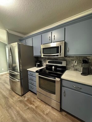 Private kitchen - Luxury Lawrence Haven-Near Campus-Sleeps 11 (Lawrence)