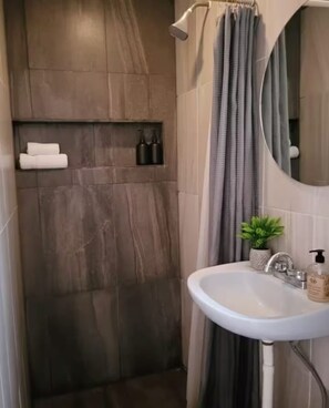 Secador de cabelo, toalhas de banho, sabonete, papel higiênico