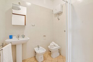Doccia, asciugacapelli, bidet, asciugamani