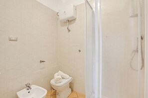 Shower, hair dryer, bidet, towels - Residence Argentiera Room 3- Sea View, Miniera dell’Argentiera, Italy (Miniera dell’Argentiera)