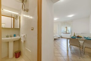 Regadera, secadora de cabello, bidet, toallas 
