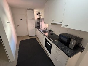 Coffee/tea maker, fridge, microwave, oven - 3-bedroom Apartment in Central Zurich (Zürich)