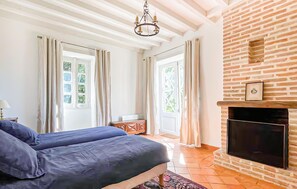 5 bedrooms, iron/ironing board, travel cot, free WiFi - Belle maison avec piscine (Les Esseintes)