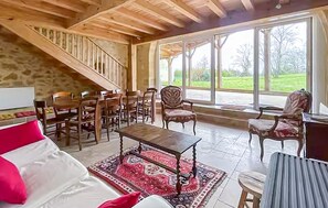 TV, fireplace - Belle maison avec piscine (Les Esseintes)