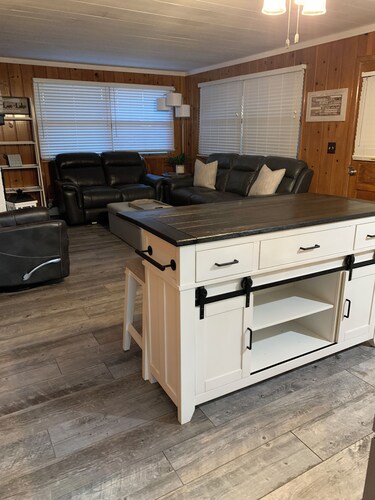 Adorable Lakehouse across from Dune Rides in SL 3 bdrm, A/C, sunroom, large deck