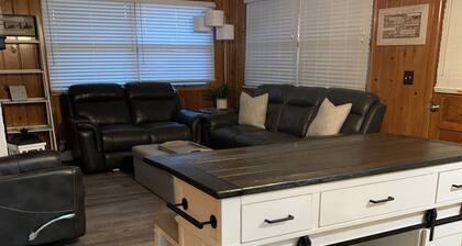 Adorable Lakehouse across from Dune Rides in SL 3 bdrm, A/C, sunroom, large deck