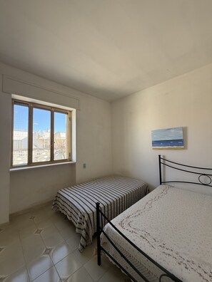 2 bedrooms, desk, bed sheets - Vacation home Ninetta in Torre Lapillo with courtyard (Porto Cesareo)
