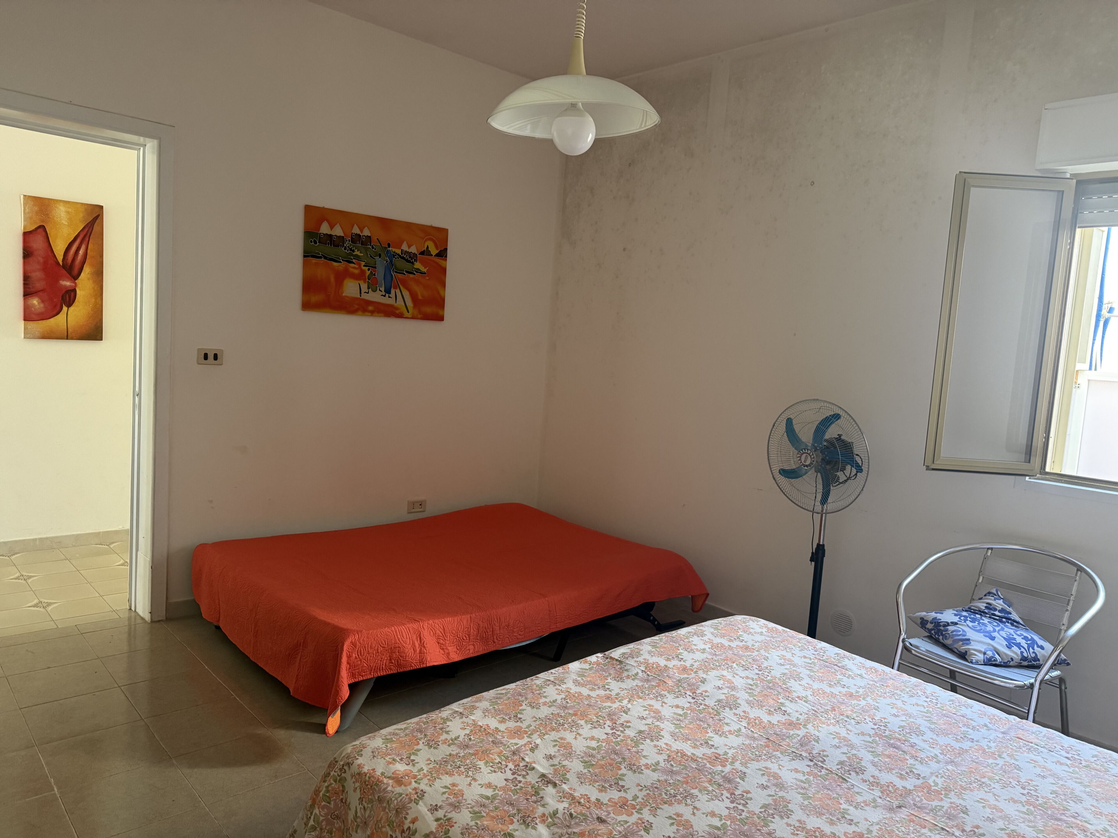 2 soverom, skrivebord og sengetøy