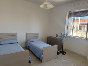2 bedrooms, desk, bed sheets - Vacation House Nina in Torre Lapillo with veranda (Porto Cesareo)