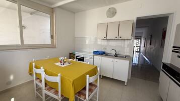 Fridge, microwave, oven, coffee/tea maker