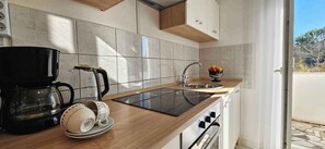 Fridge, oven, stovetop, coffee/tea maker - Holiday flat with balcony (Šilo)