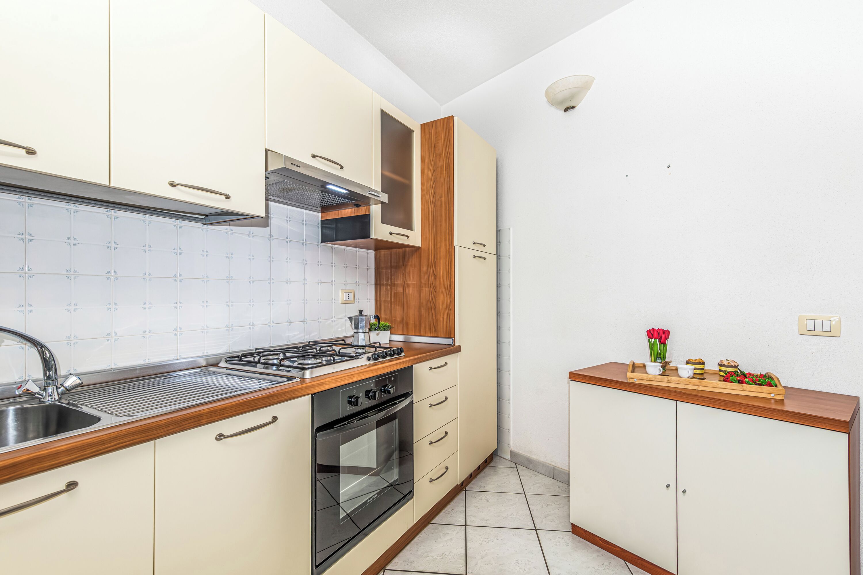 Frigorífico, horno, placa de cocina y cafetera o tetera