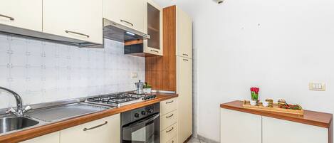 Refrigerador, horno, parrilla de estufa y cafetera y tetera