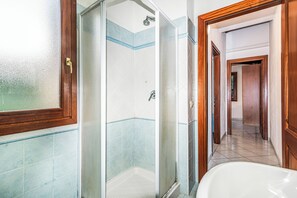 Shower, hair dryer, bidet, towels - Tavolara Sea View Apartments 2, San Teodoro, Italy (San Teodoro)