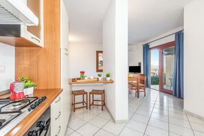 Fridge, oven, stovetop, coffee/tea maker - Tavolara Sea View Apartments 1, San Teodoro, Italy (San Teodoro)