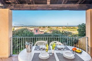 Outdoor dining - Tavolara Sea View Apartments 1, San Teodoro, Italy (San Teodoro)