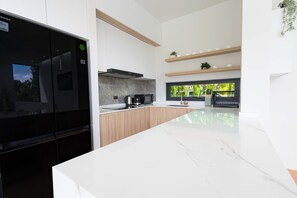Réfrigérateur, micro-ondes, four, plaque de cuisson