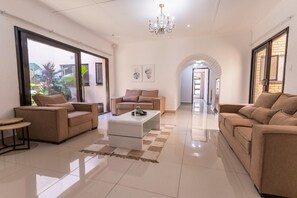 Living area - Spacious And Bright | Terrace | BBQ (Margate)