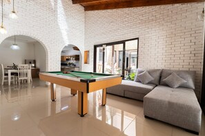 Games room - Spacious And Bright | Terrace | BBQ (Margate)