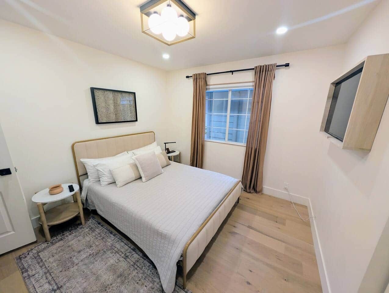 3 habitaciones, tabla de planchar con plancha, wifi y ropa de cama 