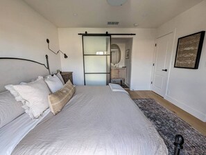 3 makuuhuonetta, silitysrauta/-lauta, Wi-Fi, vuodevaatteet