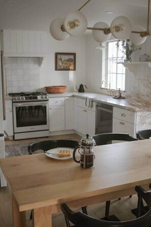 Kylskåp, mikrovågsugn, ugn och spishäll