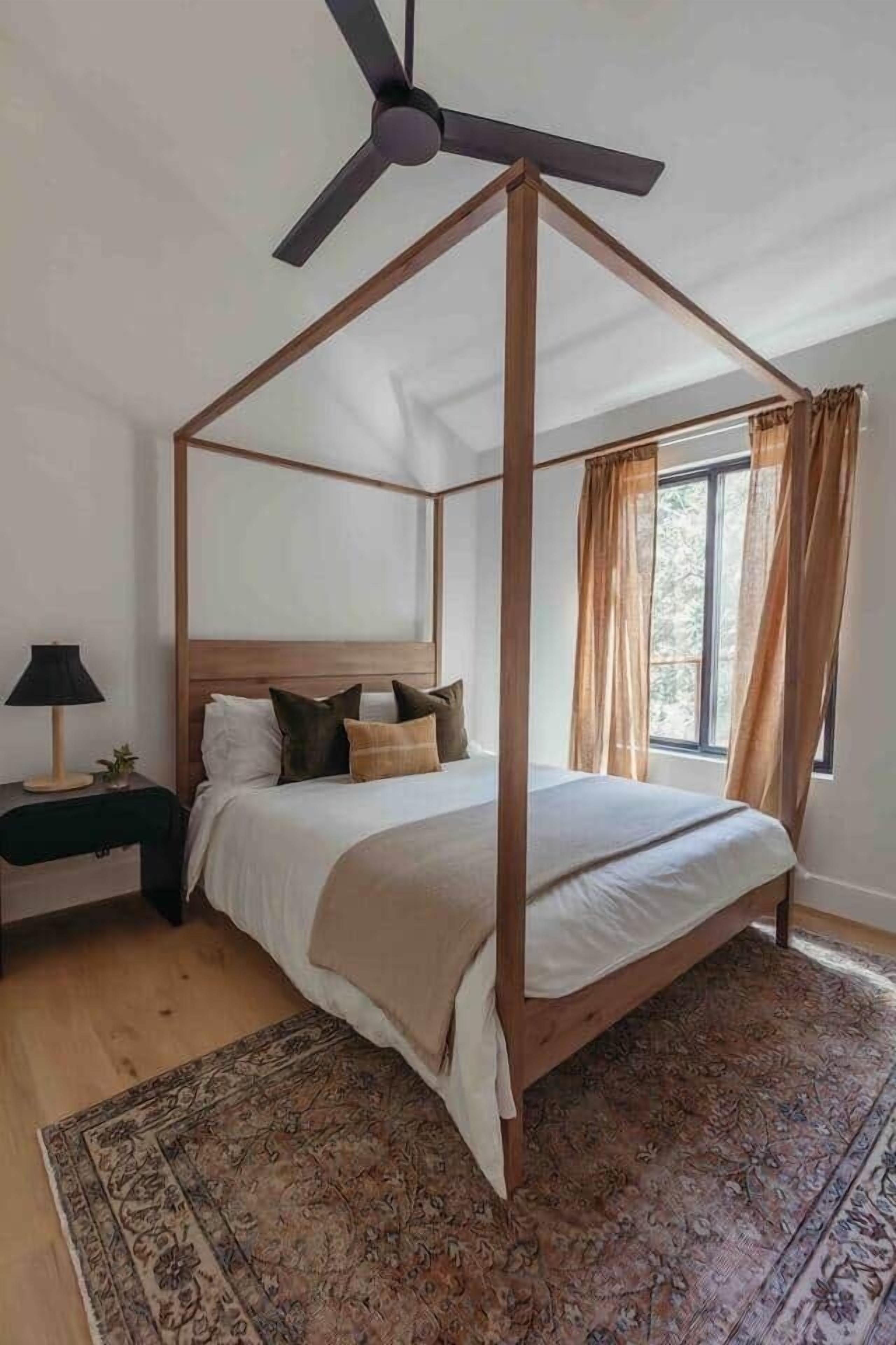 4 bedrooms, iron/ironing board, WiFi, bed sheets