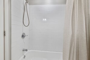 Hair dryer, towels, soap, toilet paper - The Patch 2 - King Bed - Near Casinos & Plants (Sulphur)