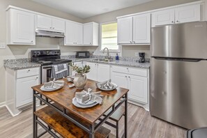 Private kitchen - The Patch 2 - King Bed - Near Casinos & Plants (Sulphur)