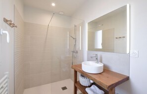 Shower, hair dryer - Lovely home in Creances with sauna (Creances)
