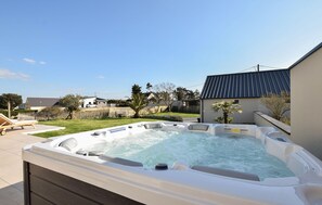 Outdoor spa tub - Lovely home in Creances with sauna (Creances)