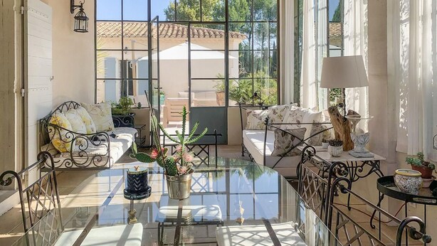 A sunlit room with a glass table, two sofas, a chair, and a lamp. - Pet friendly home in Saint-Rémy-de-Provence (Saint-Rémy-de-Provence)