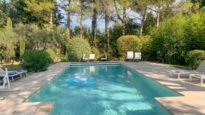 A rectangular swimming pool with clear water, surrounded by a paved deck. - Pet friendly home in Saint-Rémy-de-Provence (Saint-Rémy-de-Provence)