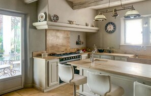 Fridge, microwave, oven, stovetop - Pet friendly home in Saint-Rémy-de-Provence (Saint-Rémy-de-Provence)