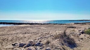 A beach with a rocky shoreline and a clear sky. - Pet friendly home in Saint-Rémy-de-Provence (Saint-Rémy-de-Provence)