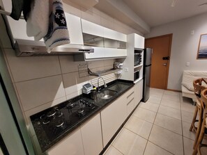 Refrigerador, microondas, horno, placa de cocina