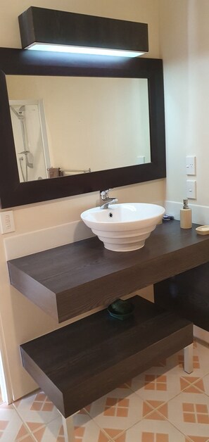 Bathroom - 3 Bedroom, 2 Bathroom Beachfront Villa, Restaurants Within Walking Distance (Vaitupa)