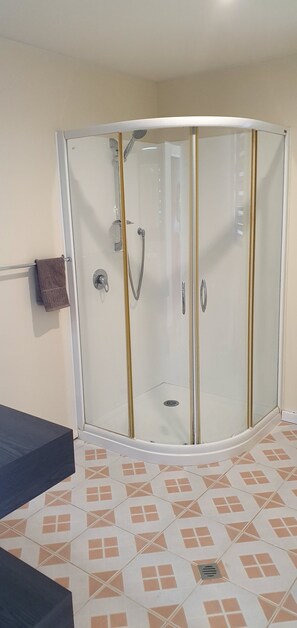 Bathroom - 3 Bedroom, 2 Bathroom Beachfront Villa, Restaurants Within Walking Distance (Vaitupa)