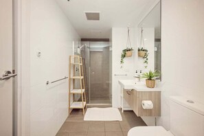 Hair dryer, towels, soap, shampoo - Two Bedroom Unit in Central Adelaide (City of Adelaide)
