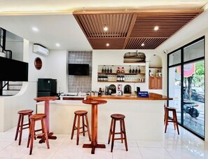 Quarto casal superior, sacada, vista para o parque | Bar (na propriedade)