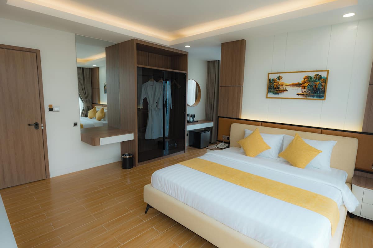 Standard King Room | Minibar, in-room safe, soundproofing, iron/ironing board