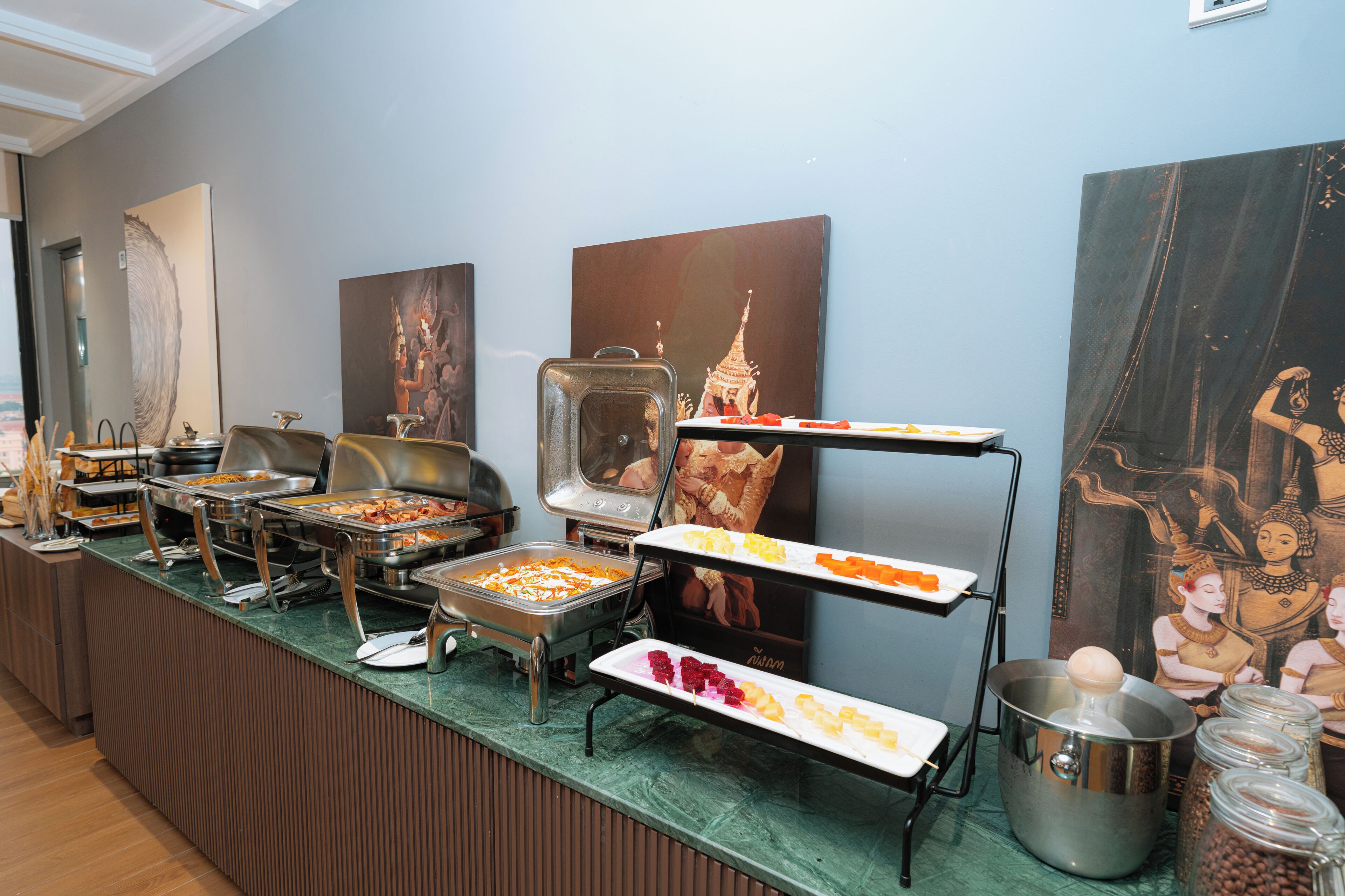 Un buffet proposant une variété de plats et agrémenté d’œuvres d’art décoratives sur les murs.