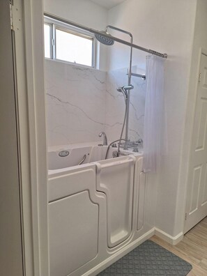 Shower, jetted bath, hair dryer, towels - Spacious 3-bedroom home with an unattached Casita on the golf course. (Palm Desert)