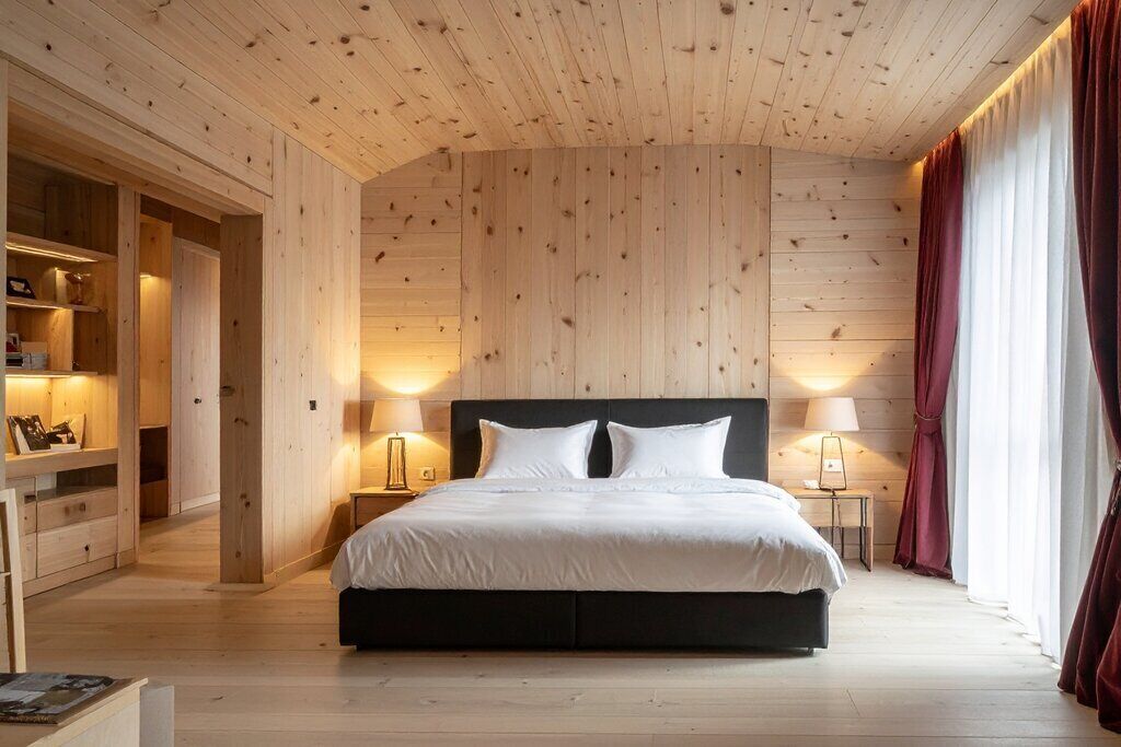 6 bedrooms, in-room safe, iron/ironing board, internet