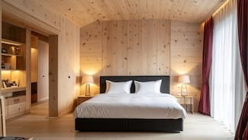 6 bedrooms, in-room safe, iron/ironing board, internet