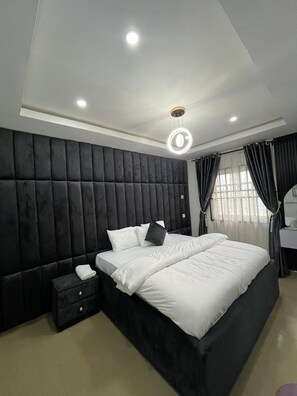 In-room safe, iron/ironing board, free WiFi - J3's Apartment & Lounge (Benin City)